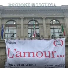 Genova, srotolato sulla facciata della Regione lo striscione di "Bèatrice et Bènèdict" per la prima al Carlo Felice
