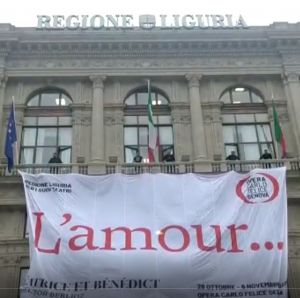 Genova, srotolato sulla facciata della Regione lo striscione di "Bèatrice et Bènèdict" per la prima al Carlo Felice