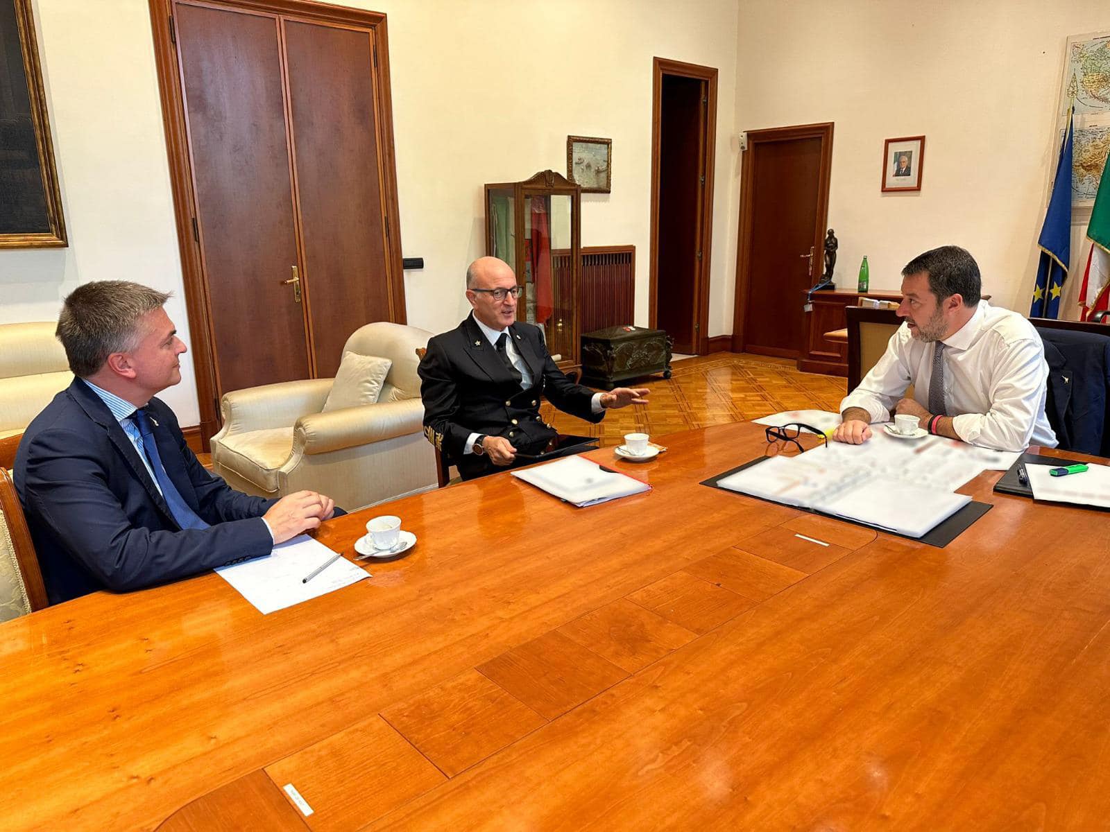 Governo, Rixi già affianca Salvini: è col ministro all'incontro con il comandante della Guardia Costiera