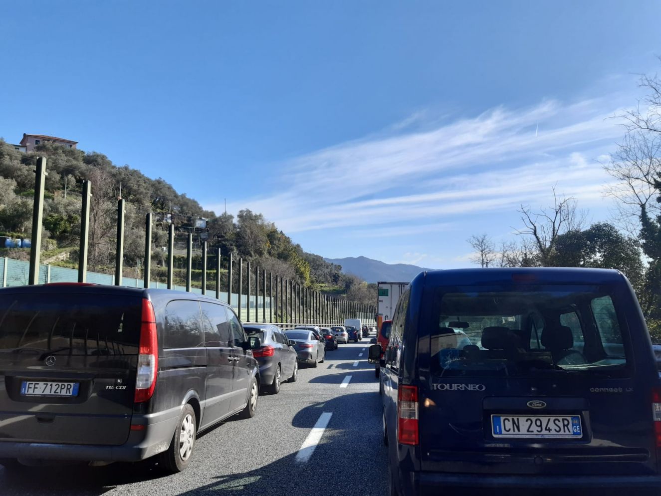 Rapallo, auto si ribalta in A12: una persona ferita, assessore Giampedrone illeso