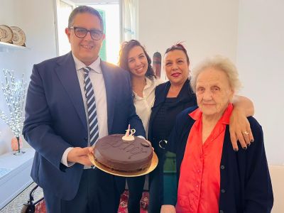 Genova, i 102 anni di nonna Luigina: il presidente Toti festeggia con lei il compleanno