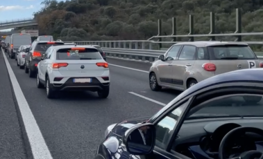 Genova, prende fuoco un veicolo sulla A10: traffico bloccato tra Genova Pegli e Aeroporto