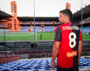 Genoa, è morto il papà di Strootman: squadra in campo col lutto al braccio