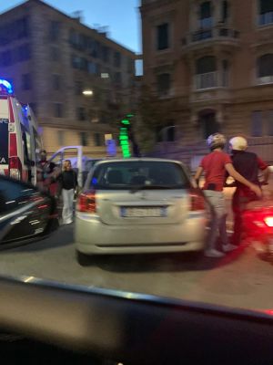 Genova, incidente in piazza Tommaseo: sul posto ambulanza e polizia locale 