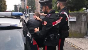 Sanremo, coppia di turisti rapinata da un commando davanti all'hotel: usato gas urticante