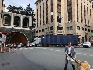 Genova, camion portacontainer in pieno centro: traffico in tilt