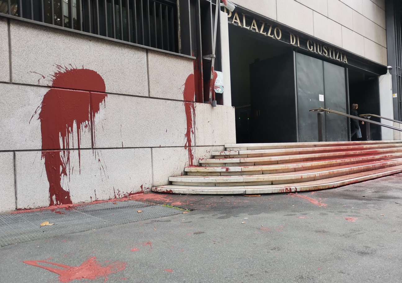 Genova, secchiate di vernice rossa e scritte sulla facciata del tribunale: la firma degli anarchici