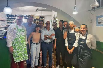 Genova, l'attore Stanley Tucci in città tra pesto, cappon magro e focaccia  