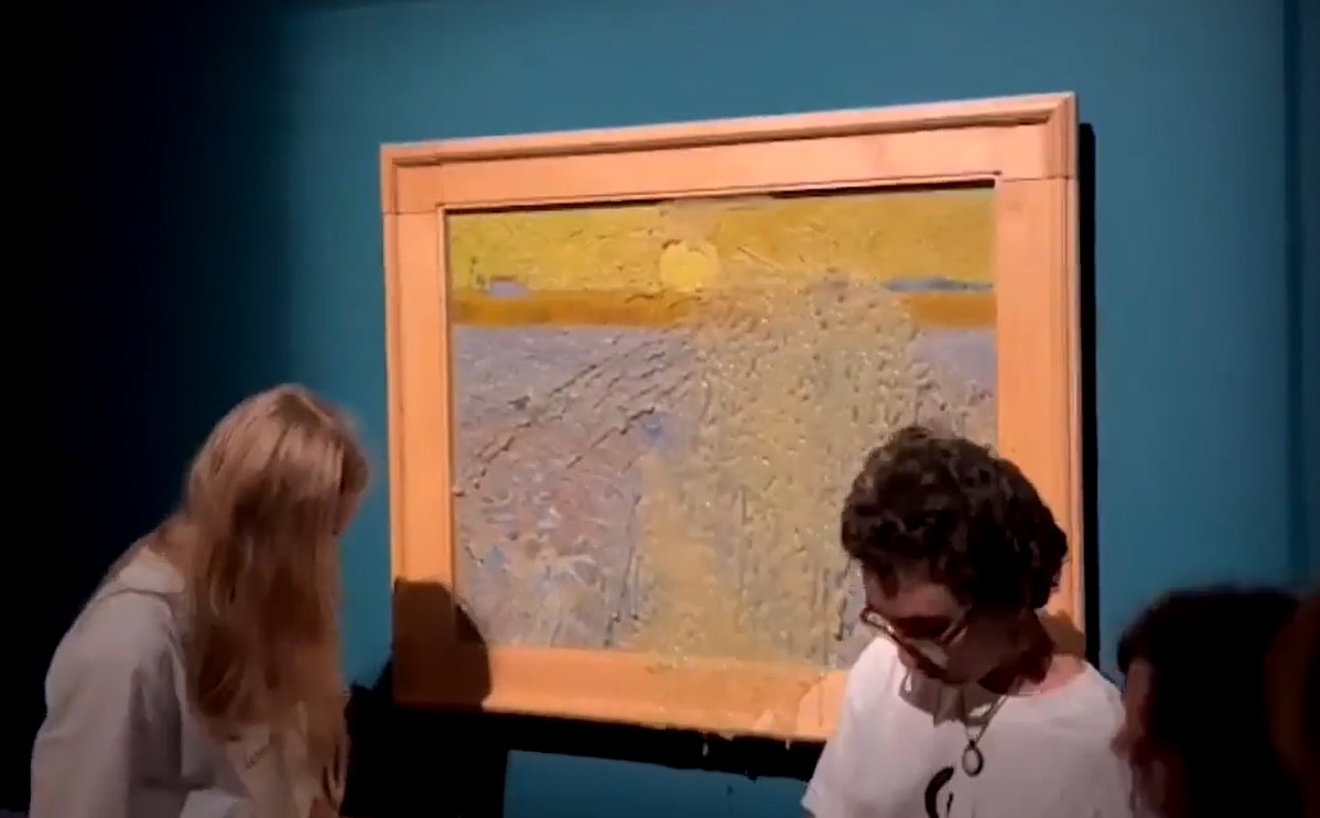 Proteste ambientaliste, anche in Italia l'azione vandalica contro le opere d'arte: zuppa di piselli su un quadro di Van Gogh a Roma