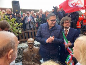 Stella San Giovanni, inaugurata la statua per ricordare il presidente Sandro Pertini