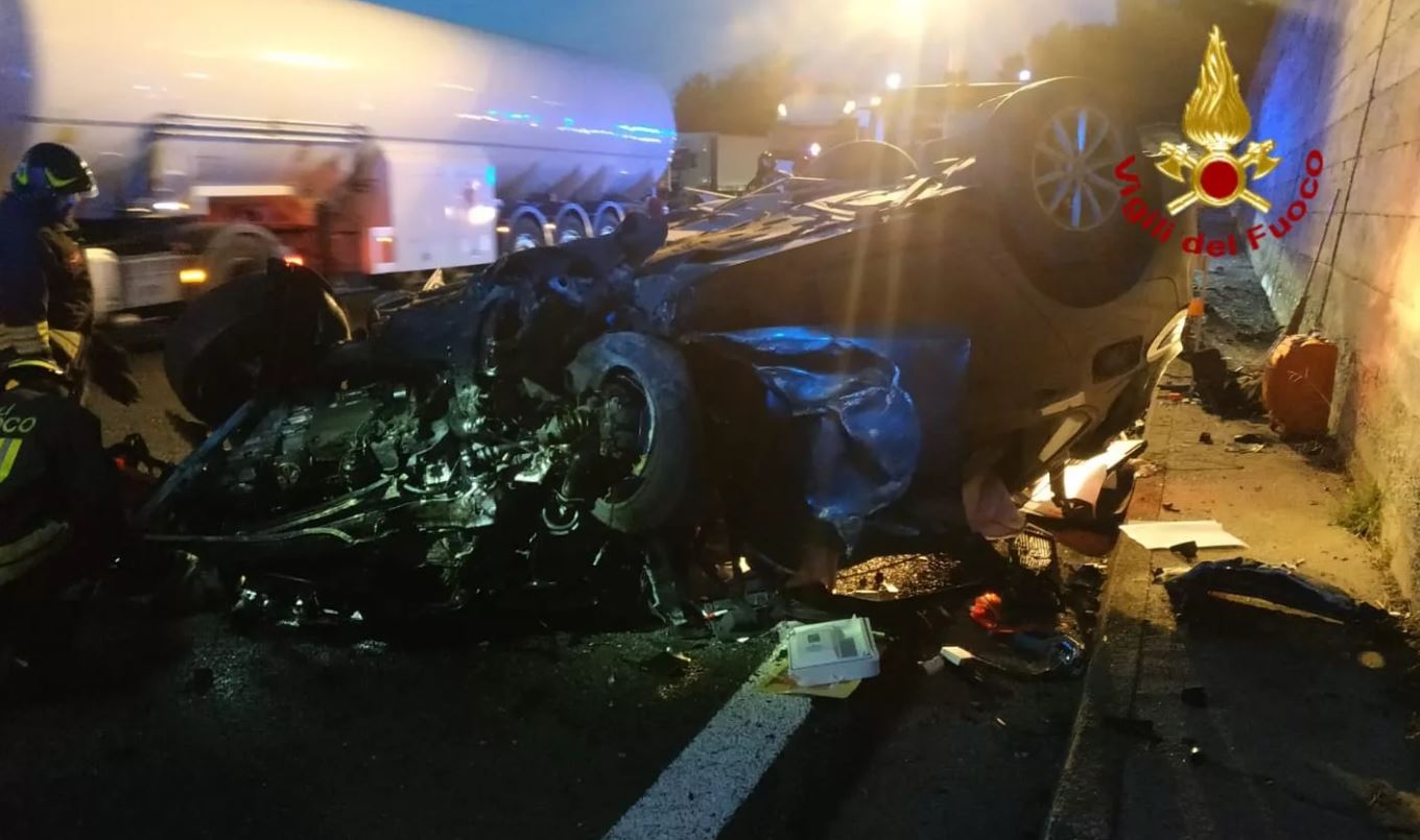Autostrade Liguria, incidente tra Arenzano e Voltri: auto si cappotta, donna in gravi condizioni