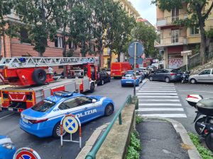 Genova, via Napoli bloccata per un tentato suicidio: tutto risolto per il meglio