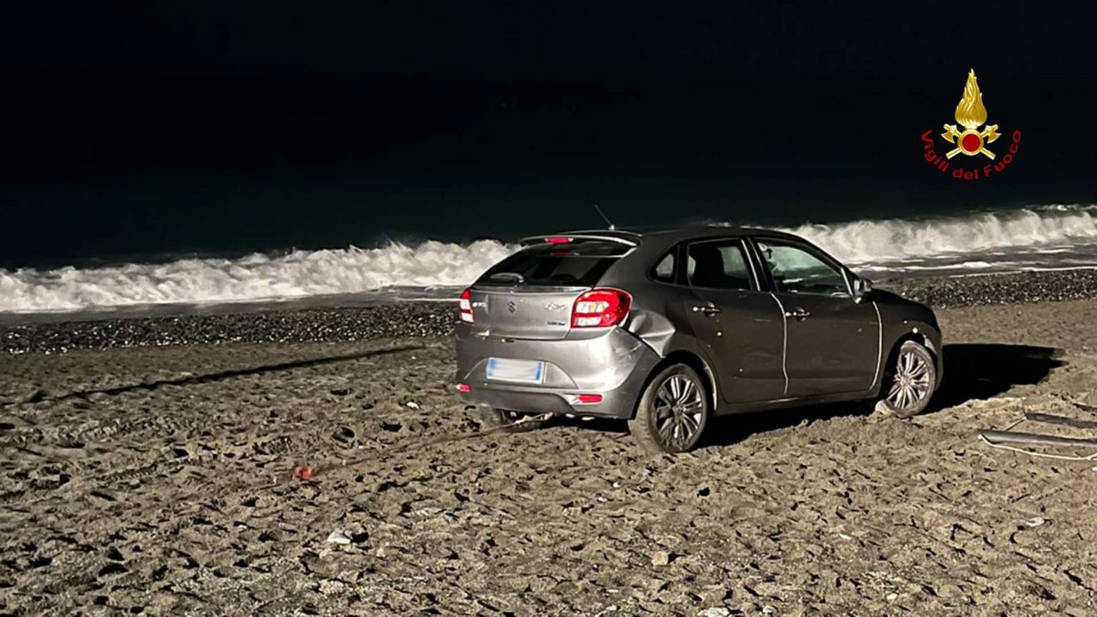 Genova, si avventura in auto in spiaggia e resta insabbiato: soccorso dai vigili del fuoco
