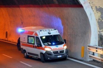 Autostrada A12, macchina finisce contro muro galleria Monte Sperone: sei feriti lievi