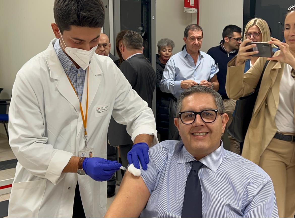 Liguria, Toti: "Importante vaccinarsi contro covid e influenza per evitare intasamento ospedali"