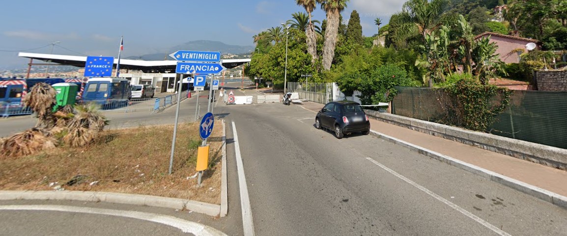 Ventimiglia, nuove code alla frontiera: controlli e respingimenti della polizia francese