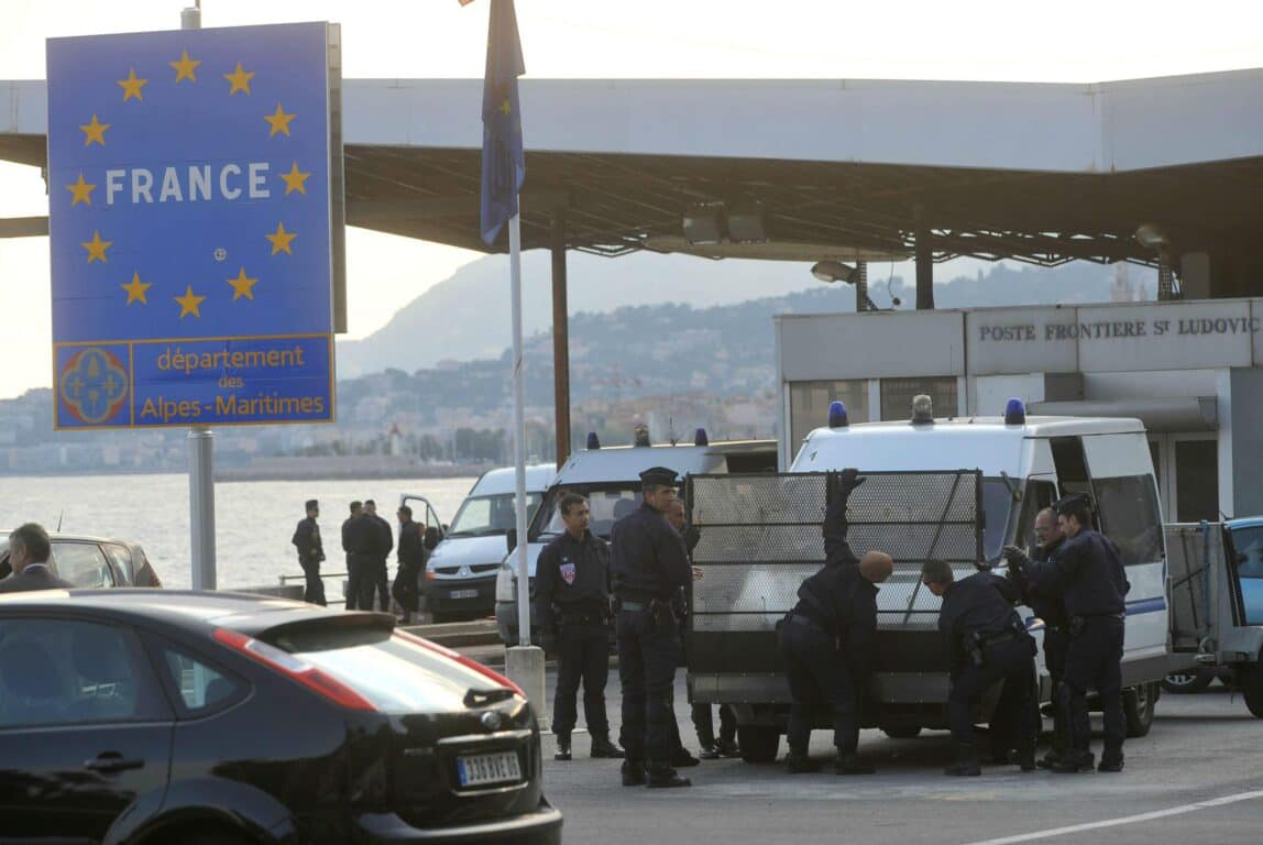 Ventimiglia, controlli francesi sul confine, Toti: "Violazione del trattato di Schengen e danno ai frontalieri"