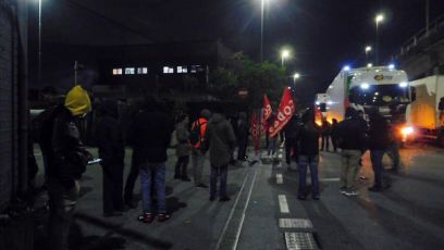 Genova, sciopero notturno davanti alla Sogegross di Bolzaneto: l'azienda disposta ad aprire un tavolo di confronto