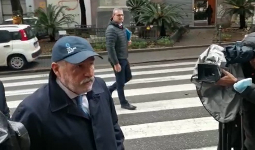 Genova, il sindaco Marco Bucci entra in tribunale, alle 15.32 iniziata l'udienza
