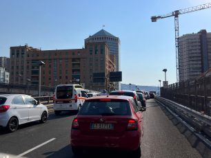 Genova, incidente in sopraelevata: autista portato in codice giallo al Galliera 