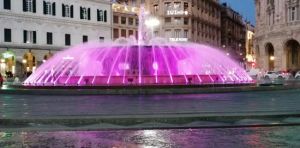 Tumore al pancreas, oggi è la giornata mondiale: la fontana di piazza De Ferrari si tinge di viola