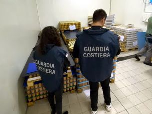 Sanremo, tonno "al naturale" spacciato per prodotto di pregio: sequestrate 22mila confezioni
