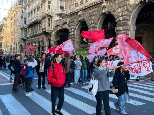 Genova, oltre 100 studenti in piazza per protestare contro il governo Meloni