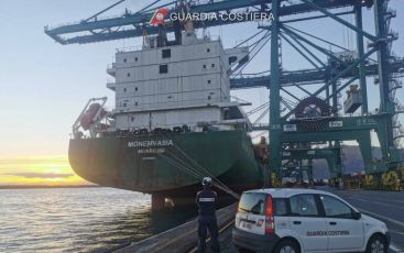 Genova, fermata una nave cargo in porto: gravi irregolarità per la sicurezza