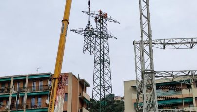 Genova, avviata la demolizione di otto tralicci di una linea elettrica aerea nel torrente Sturla