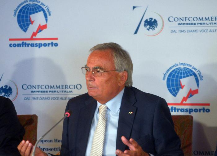 Il presidente di Conftrasporto-Confcommercio Paolo Uggè lancia l’allarme sui valichi alpini