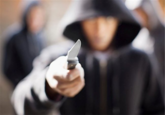 Genova, aggrediscono e rapinano tre coetanei: arrestati due minorenni