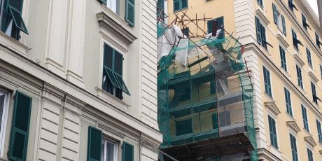 Genova, cadono calcinacci dai ponteggi di via Fieschi: strada chiusa al traffico