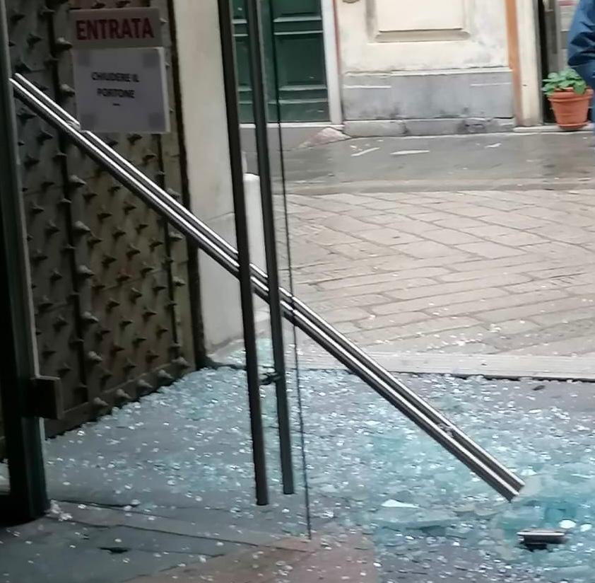 Maltempo Genova, porta di palazzo Tursi danneggiata per il forte vento: ferito agente di polizia locale