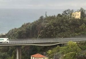 Arenzano, parziale distacco canaletta porta cavi sulla A10 per forte vento