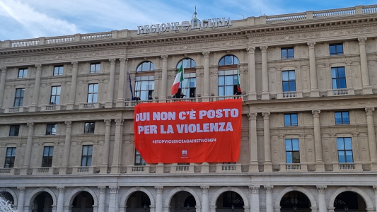 Giornata per l'eliminazione della violenza sulle donne: in Liguria sensibilizzazioni, striscioni e panchine rosse