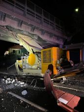 Varazze, gru contro cavalcavia della A10: gravi danni, strada riaperta con scambio di carreggiata
