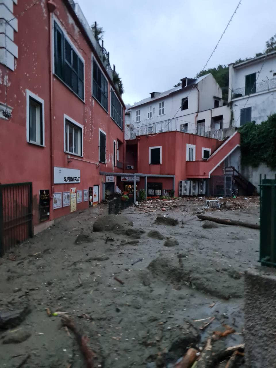 Frana Ischia, una vittima e 12 dispersi: si scava nel fango. Evacuate 200 persone