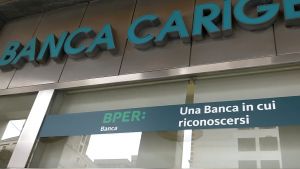Banca Carige, è il giorno dell'ingresso nel gruppo Bper: nuove vetrine, qualche disservizio