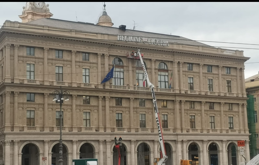 Genova, il palazzo della Regione si veste a festa: sistemate le luci per il Natale
