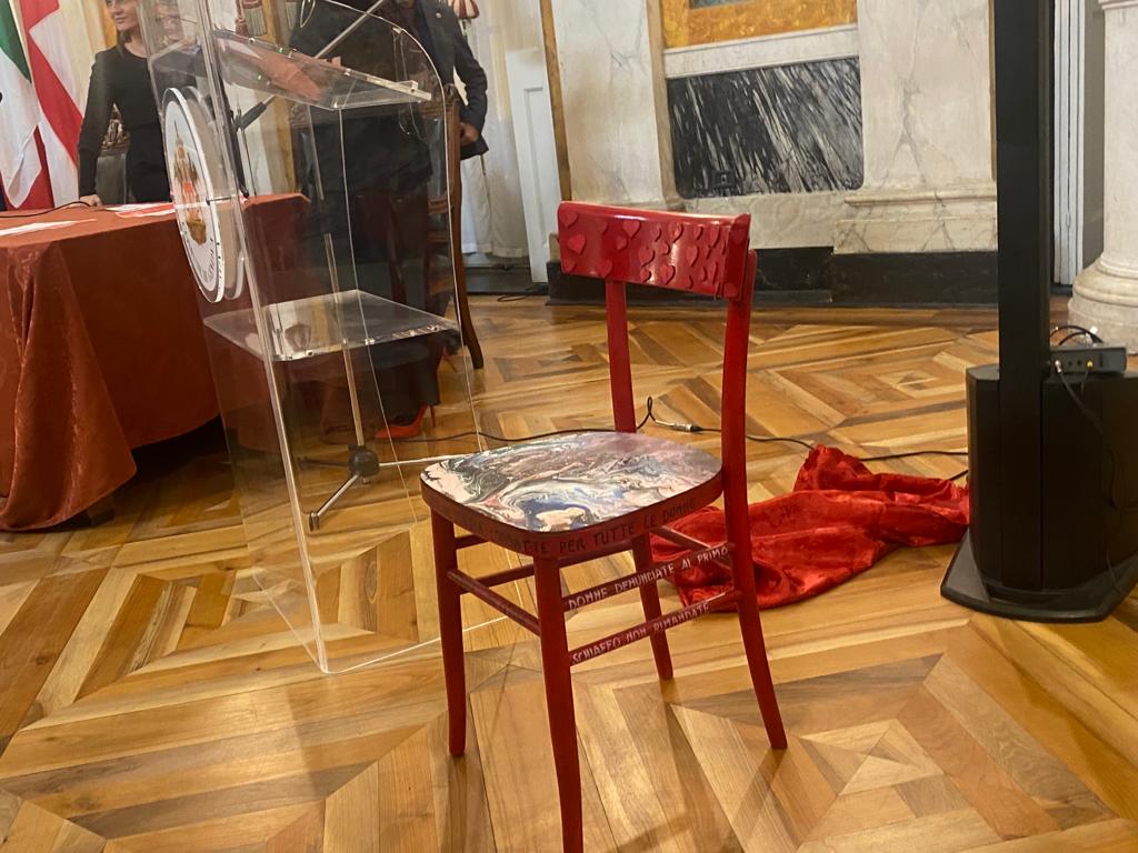 Genova, installata a Tursi la sesta sedia rossa contro la violenza sulle donne 