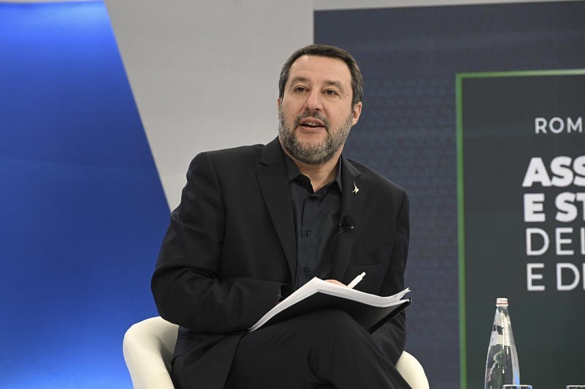 Porti, il ministro Salvini: "Devono restare pubblici"