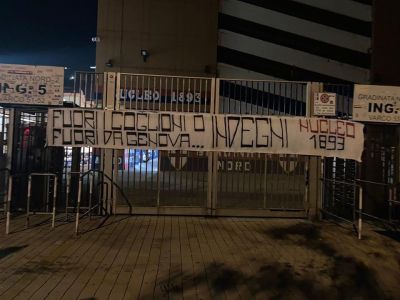 Genoa, lo striscione della gradinata nord: "Fuori gli 'attributi' o fuori da Genova, indegni"