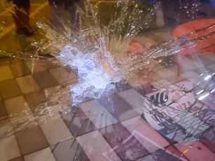 Sanremo, ancora atti vandalici contro la Croce Rossa: danneggiata la vetrata