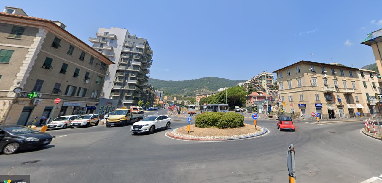 Genova, automobilista prende a pugni un pedone per una lite: denunciato