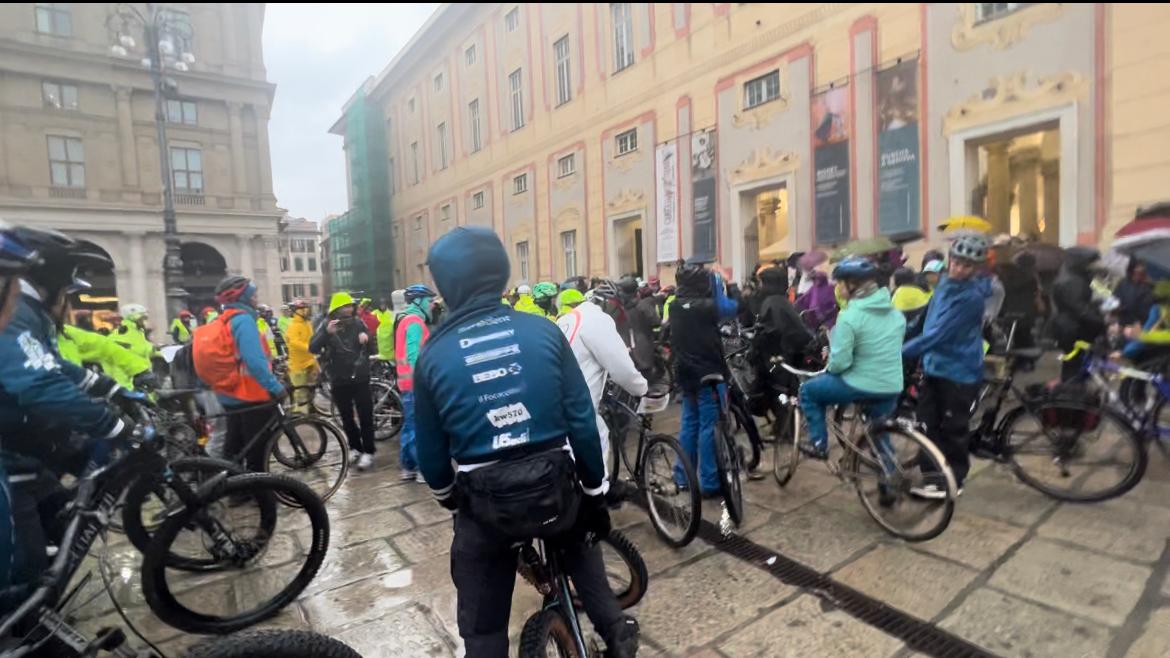Genova, un centinaio di ciclisti a De Ferrari in difesa degli utenti deboli della strada