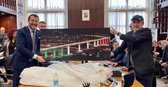 Genova, Bucci dona al ministro Salvini immagine ponte San Giorgio