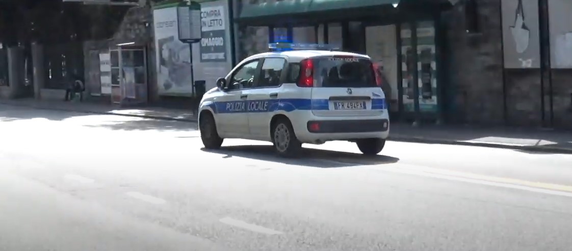 La Spezia, taglia la strada e fa cadere una ragazza in motorino senza soccorrerla: 85enne nei guai