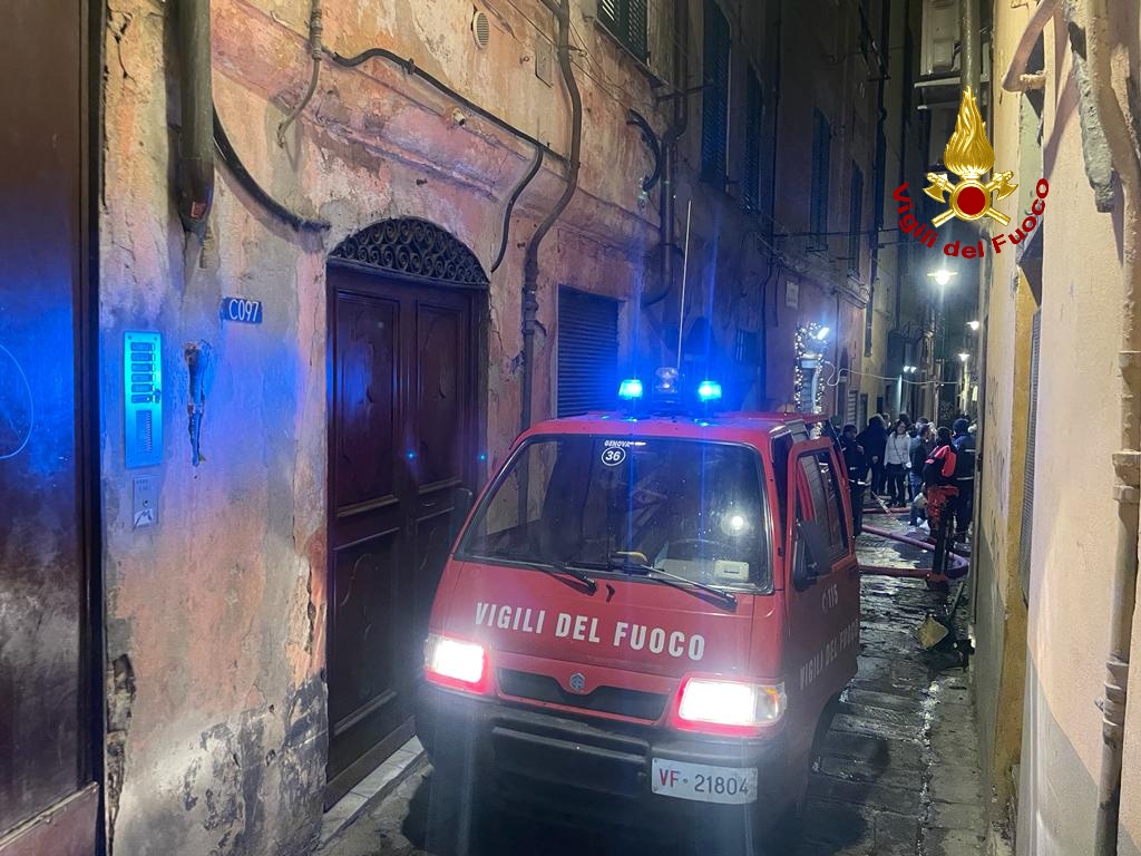Genova, incendio in un appartamento in vico Lavagna: abitazione semidistrutta