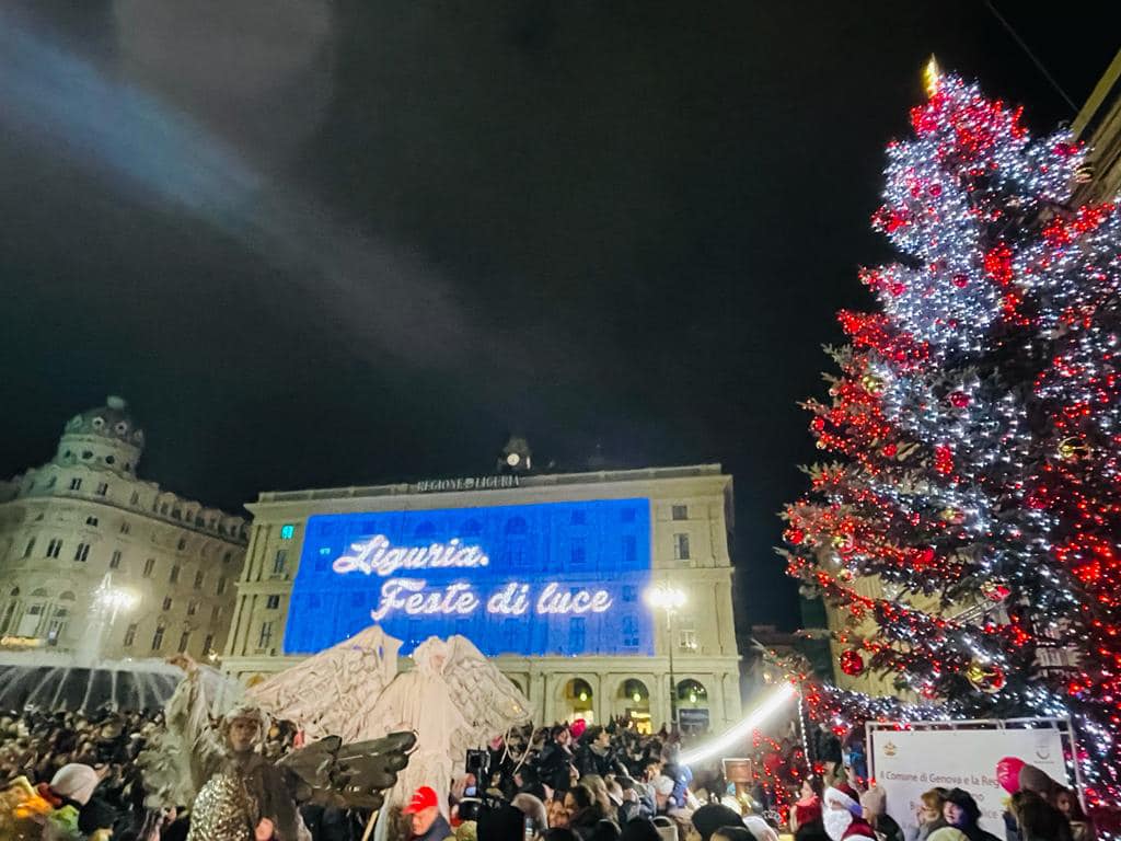 Genova, in 20mila in piazza per l'accensione dell'Albero di Natale