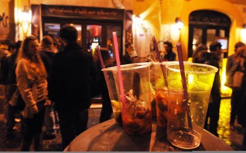 Genova, il Comune risarcirà per metà due bar chiusi a causa della movida